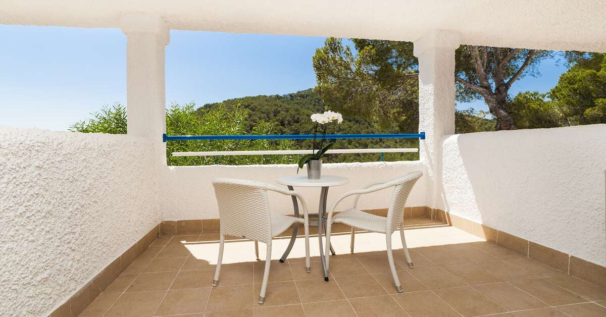 Een foto van het terras bij Globales Montemar Appartementen