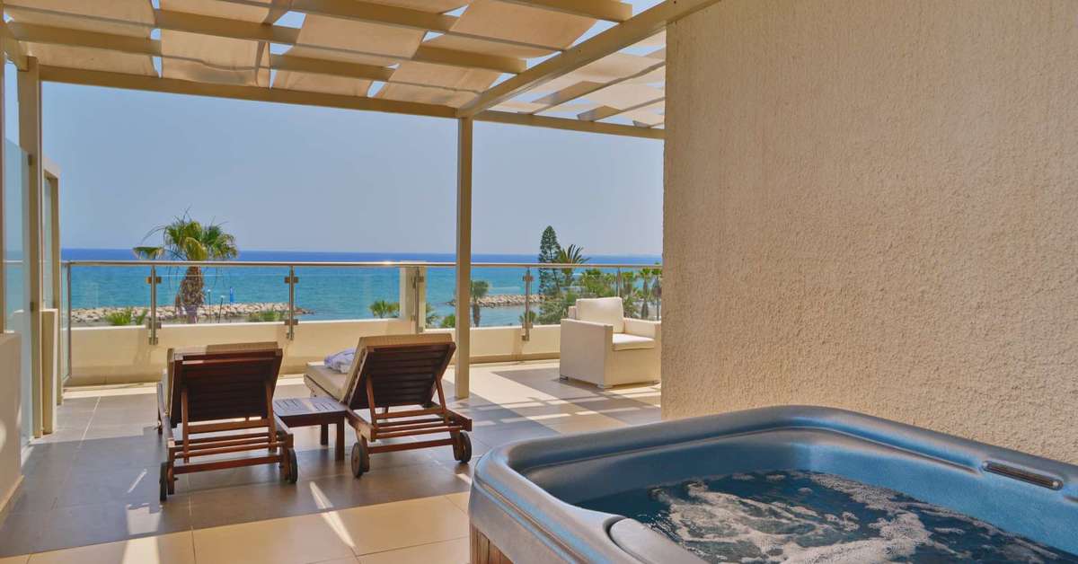 Een foto van The Golden Bay Beach Hotel