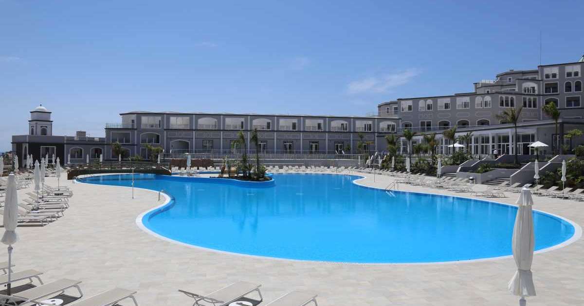 Een foto van het zwembad bij Royal Palm Resort & Spa
