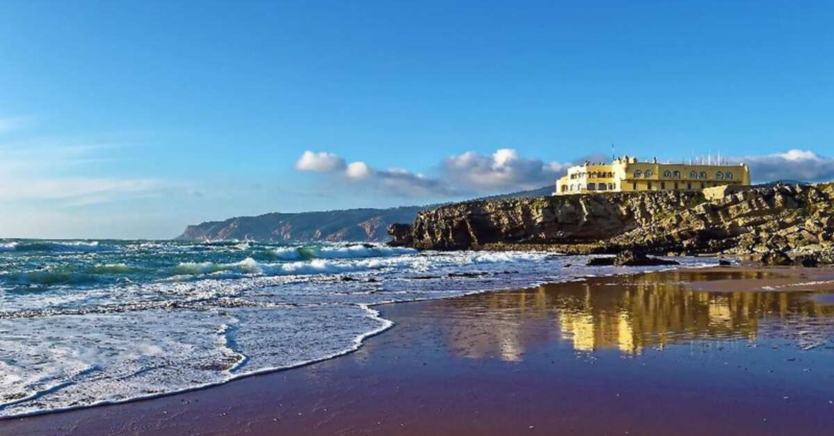 Een foto van het strand bij Fortaleza Do Guincho