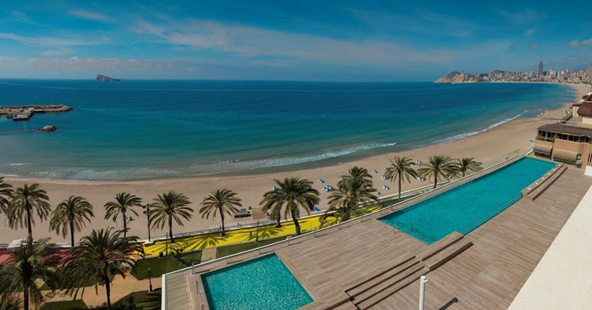 Een foto van het zwembad bij H10 Puerto Poniente