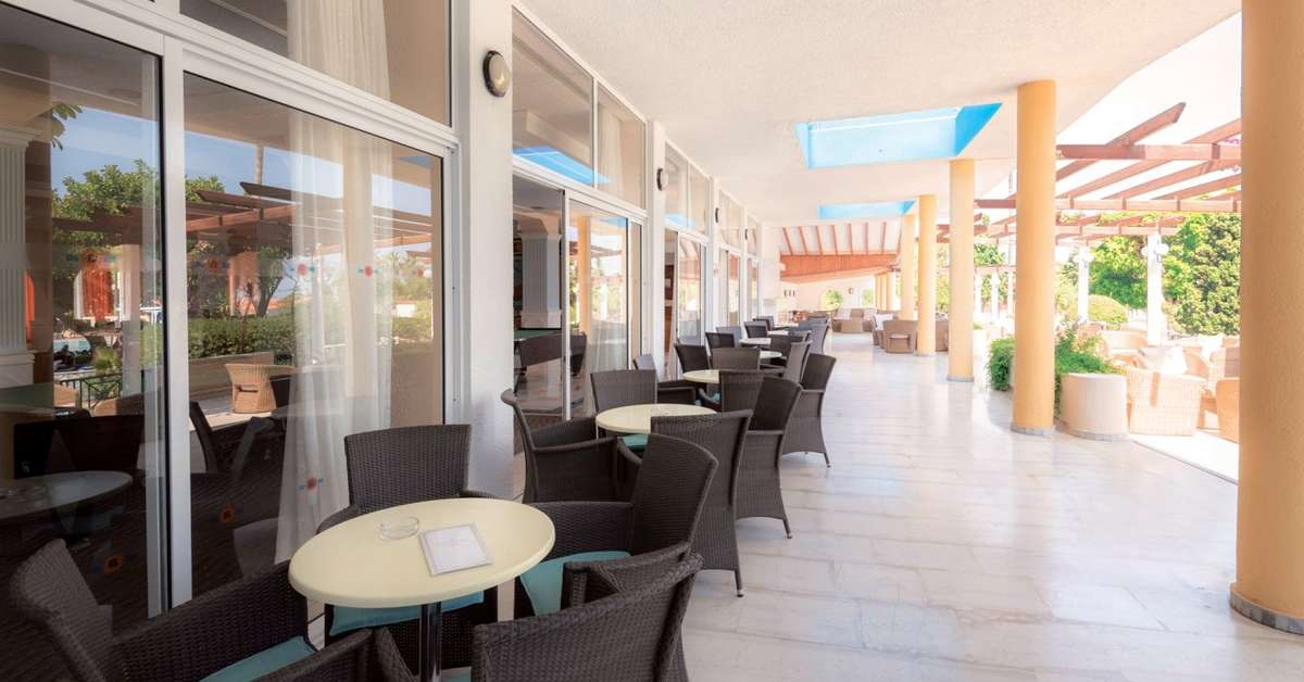 Een foto van het terras bij Atlantis Hotel
