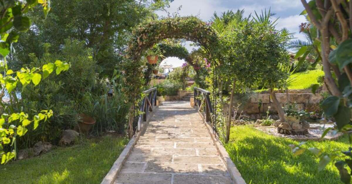 Ein Foto von der Terrasse im Secrets Mallorca Villamil Resort & Spa