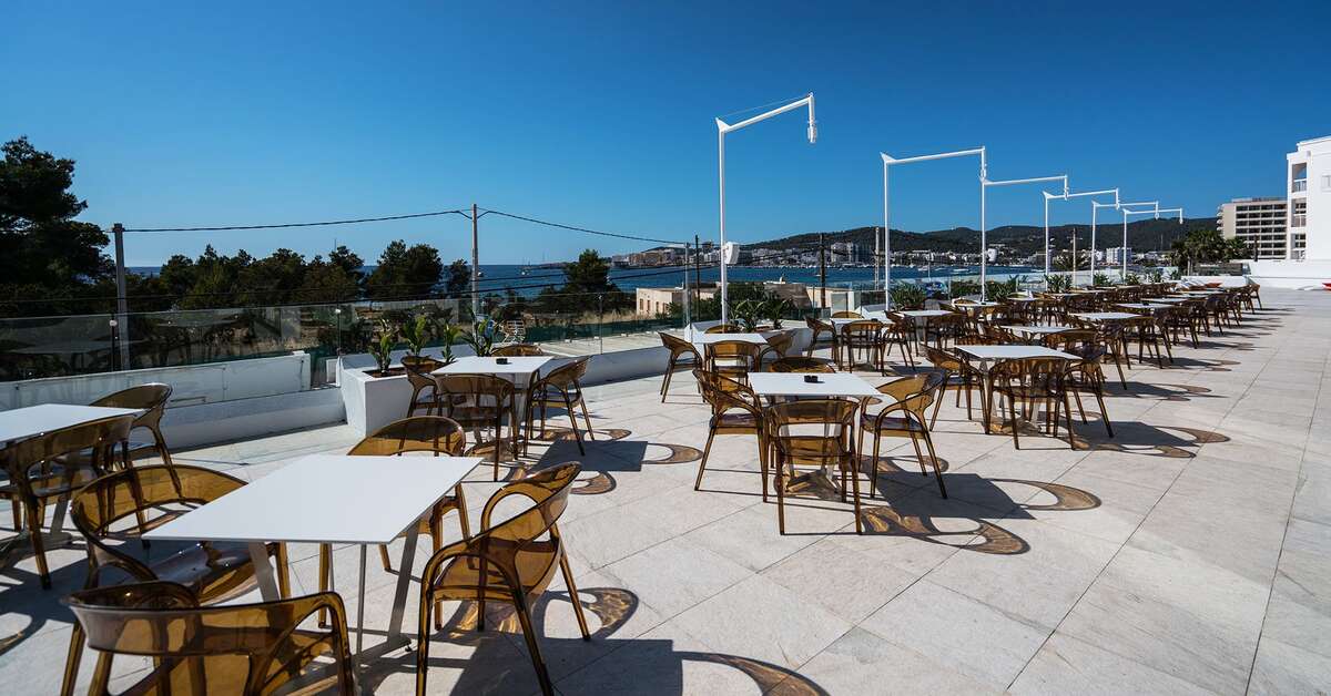 Een foto van het terras bij THB Naeco Ibiza