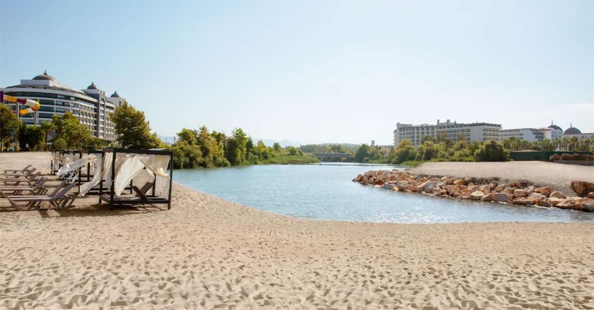 Een foto van het strand bij Alarcha Hotels & Resort