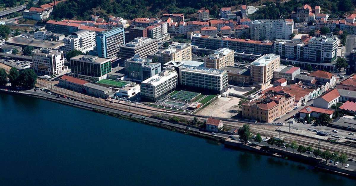 Ein Foto von der Außenansicht des Vila Gale Coimbra