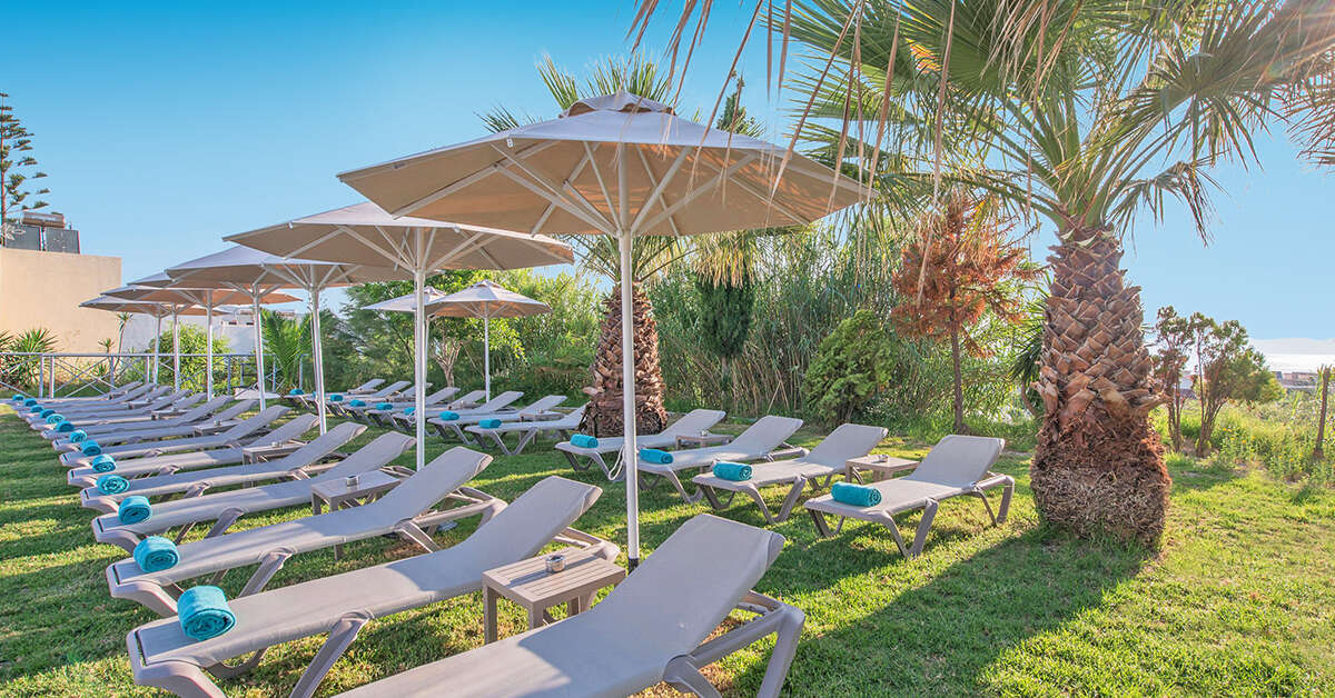 Een foto van het terras bij Dore Hotel
