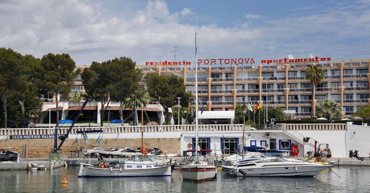 Een foto van de buitenkant van Suites Roc Portonova