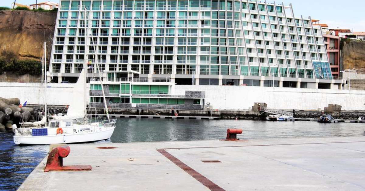 Een foto van de buitenkant van Angra Marina Hotel