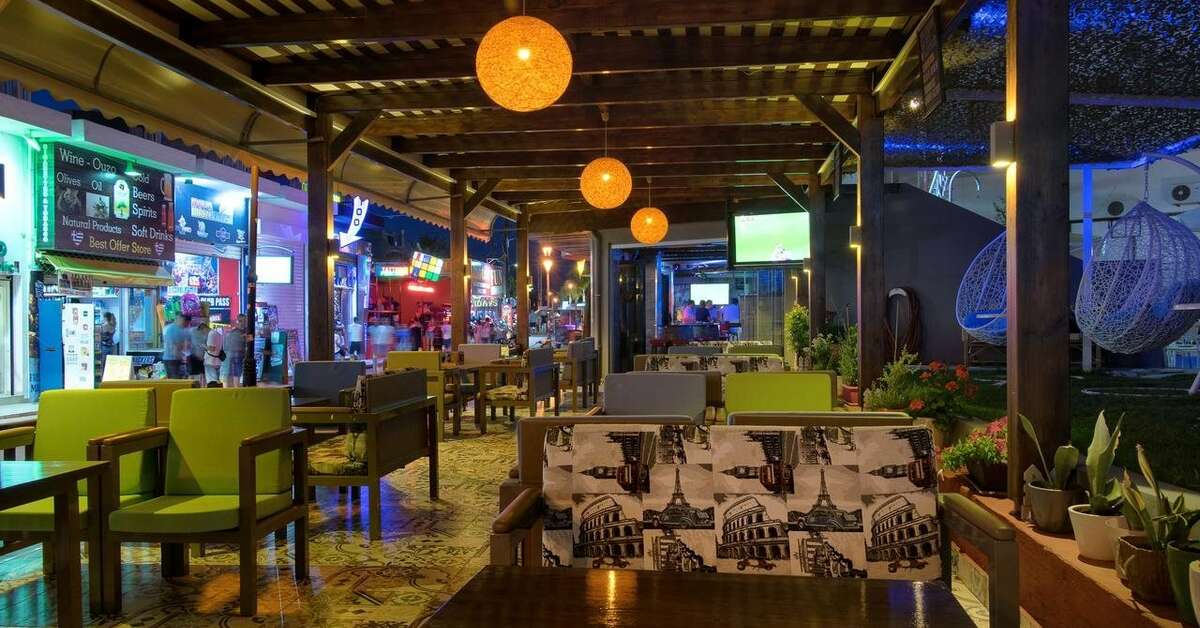 Een foto van het terras bij Le Palme Malia