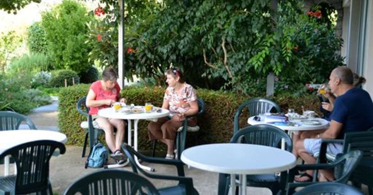 Een foto van het terras bij Hotel Oaza Inn
