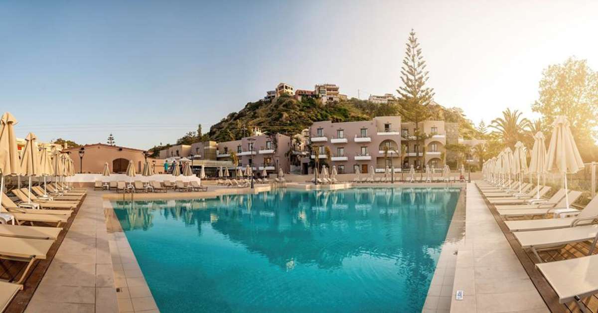 Een foto van het zwembad bij Porto Platanias Beach Resort & Spa