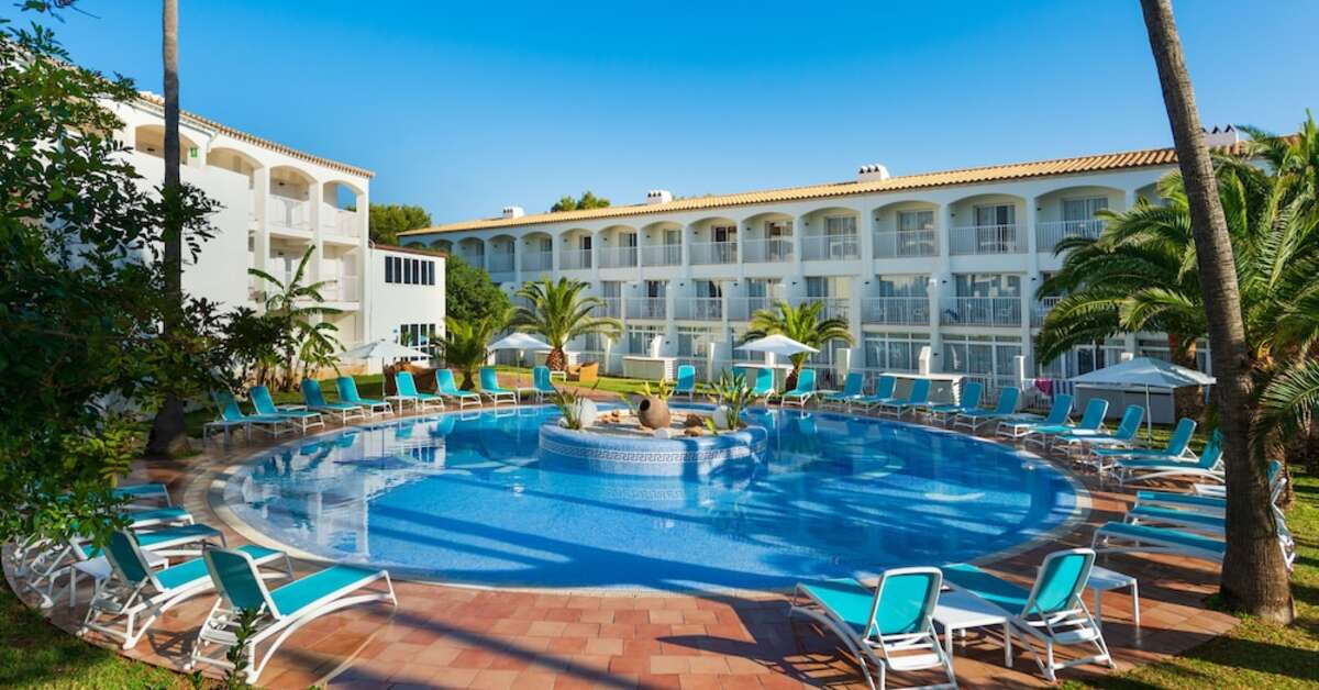 Een foto van het zwembad bij Hotel Vibra Cala Tarida