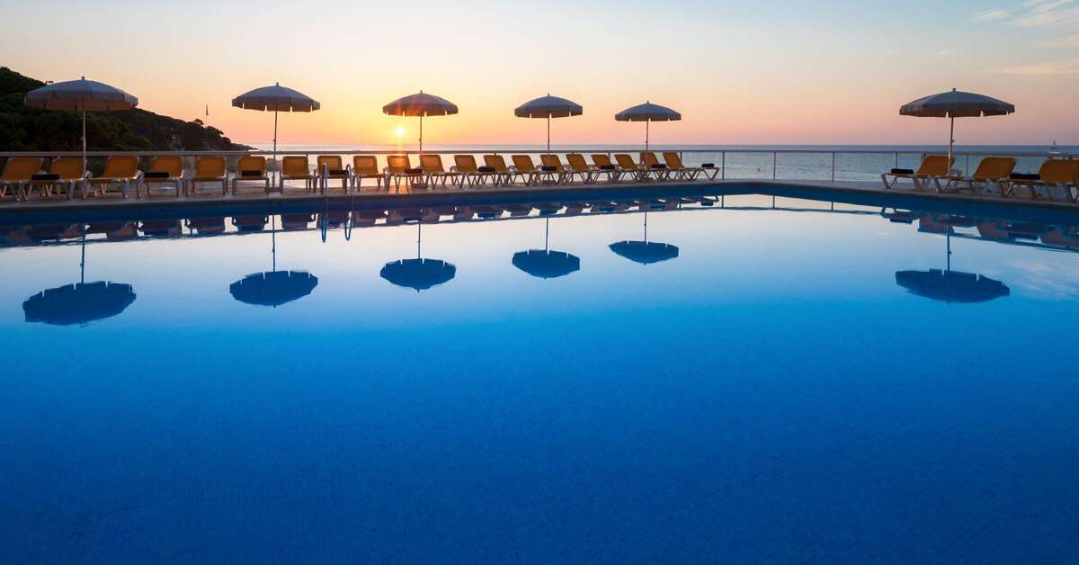 Een foto van het zwembad bij H-Top Caleta Palace