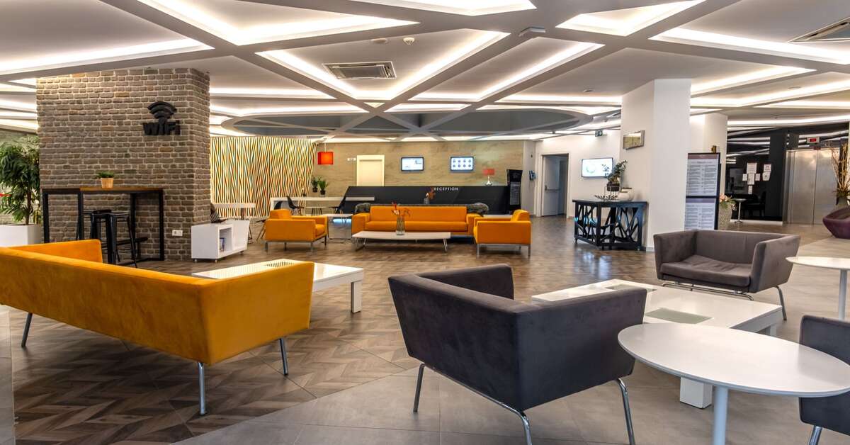 Een foto van het interieur van White City Beach Hotel