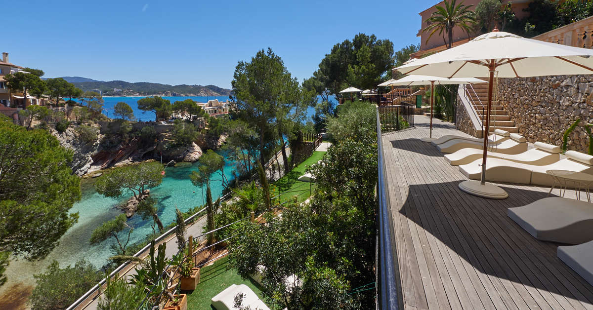 Ein Foto von der Terrasse im Petit Cala Fornells Hotel