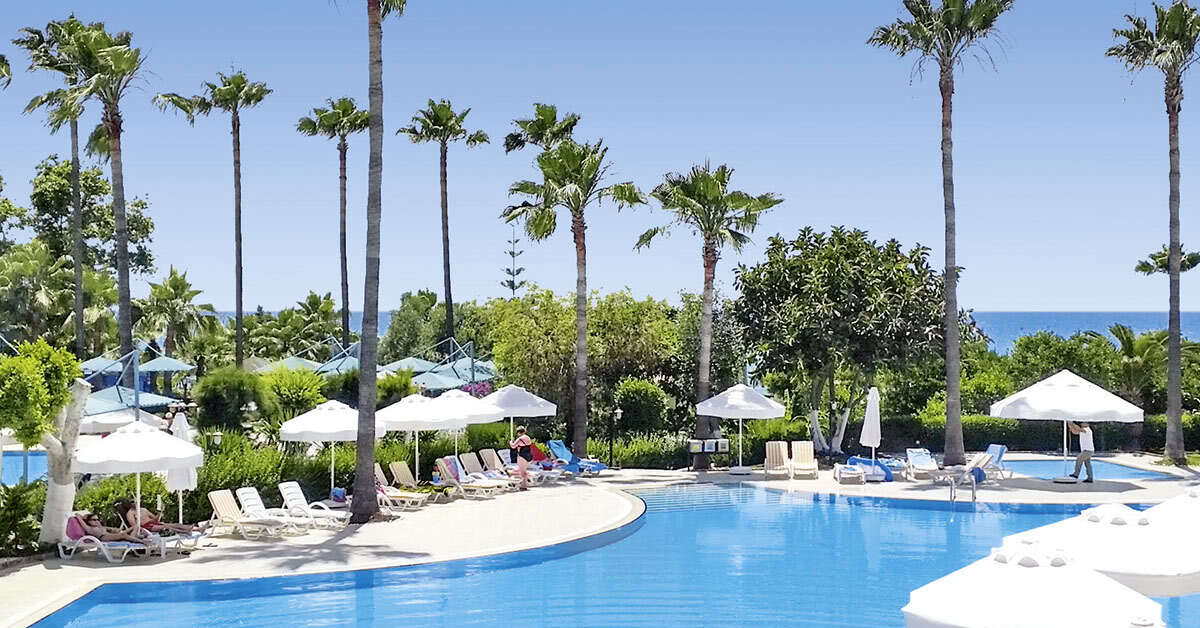 Een foto van het zwembad bij Hotel Iz Flower Side Beach
