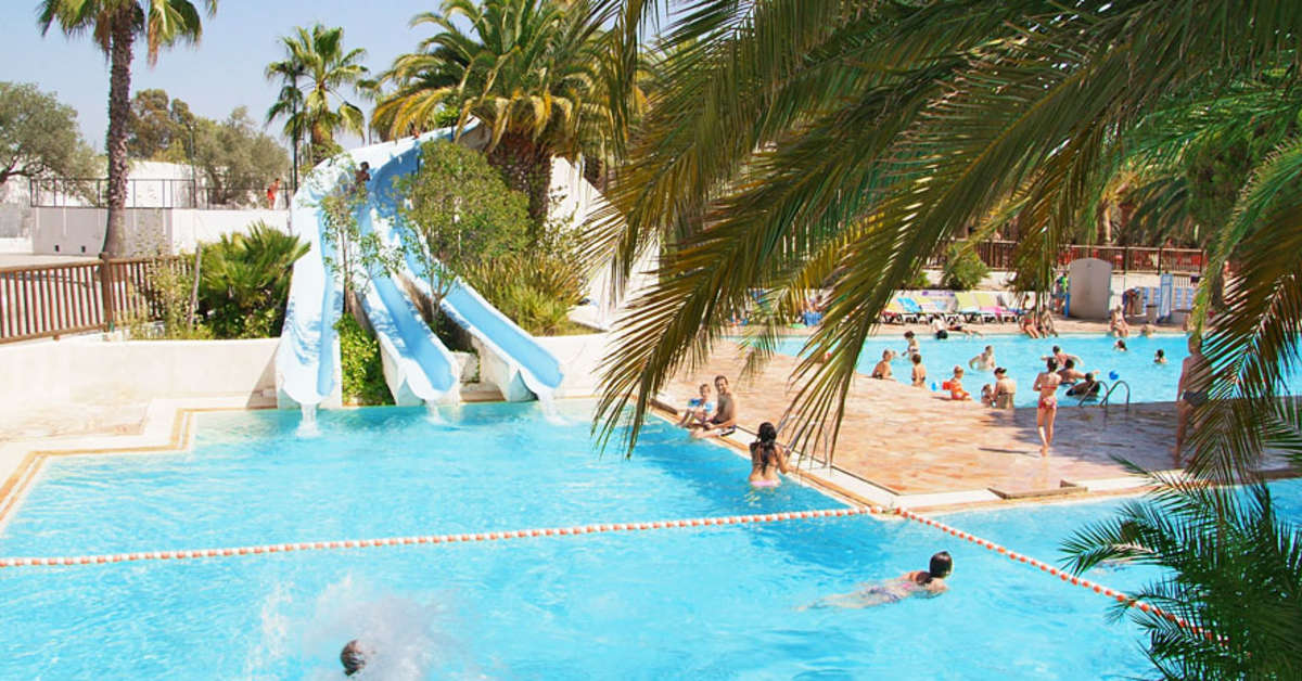 Een foto van het zwembad bij Camping La Baume - La Palmeraie