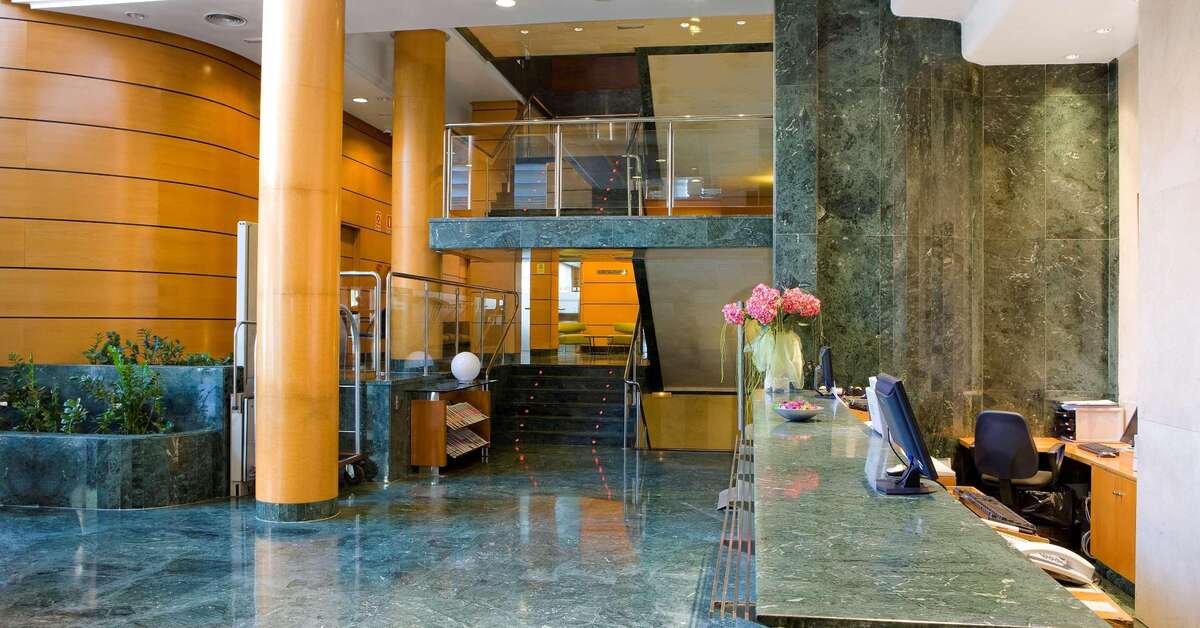 Een foto van het interieur van NH Valencia Center