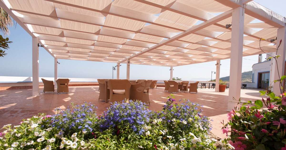 Een foto van het terras bij LH Pedraladda Resort