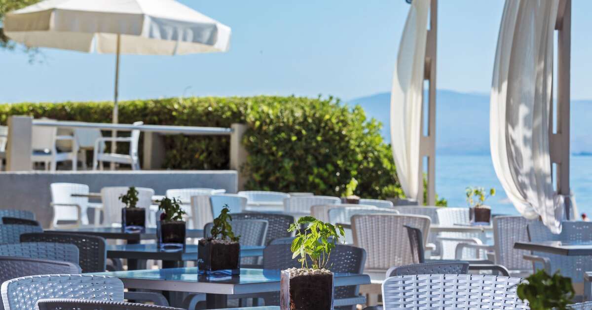 Een foto van het terras bij Aeolos Beach Resort