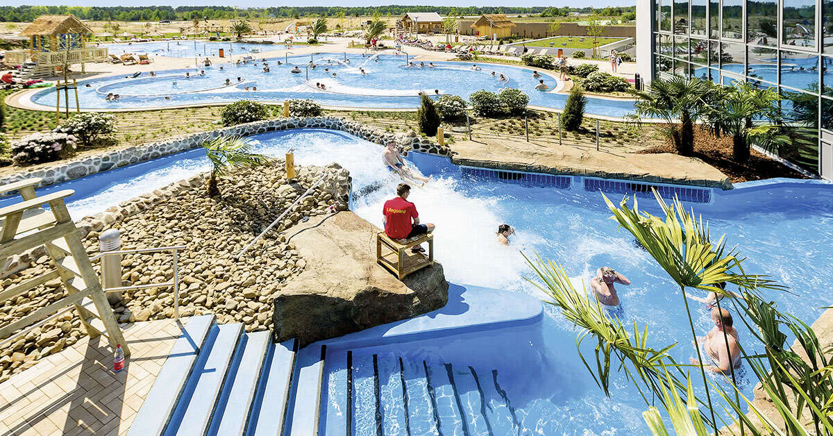 Een foto van het zwembad bij Tropical Islands