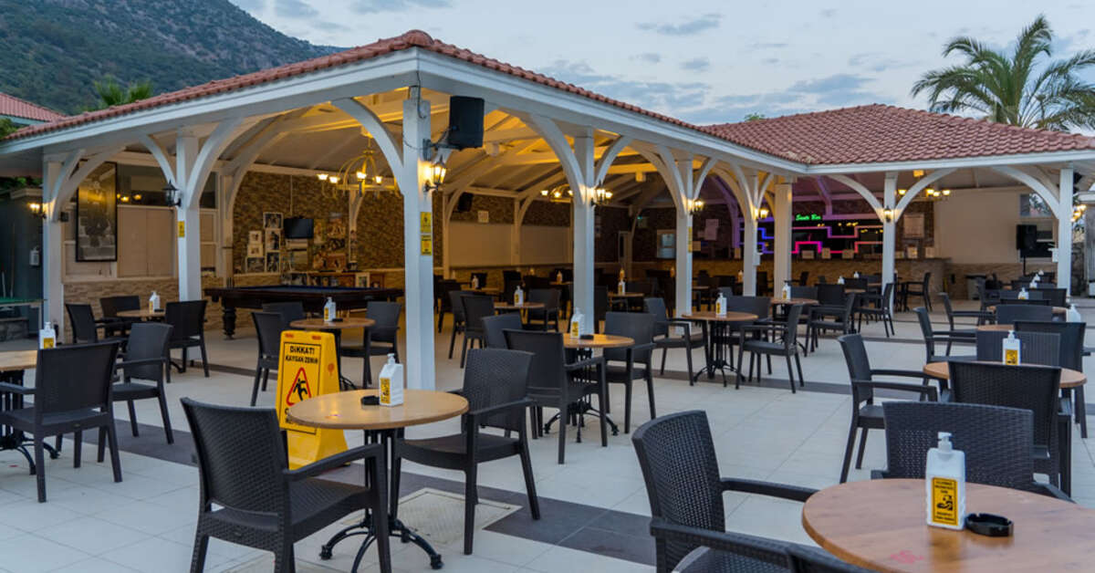 Een foto van het terras bij Montebello Resort