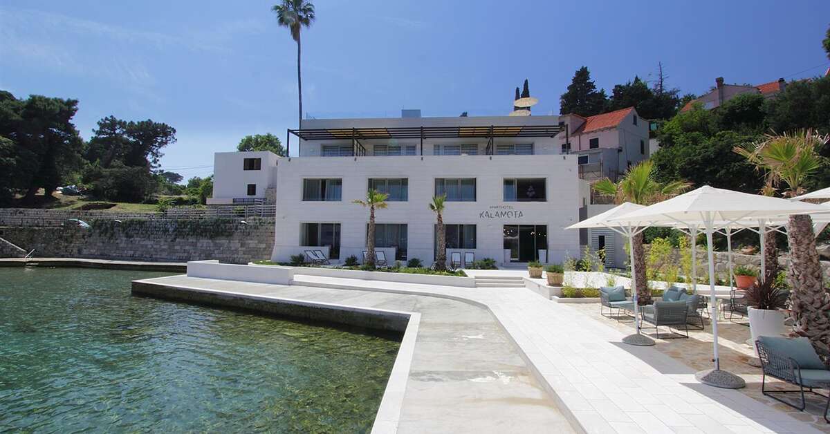 Een foto van de buitenkant van Kalamota Beach House