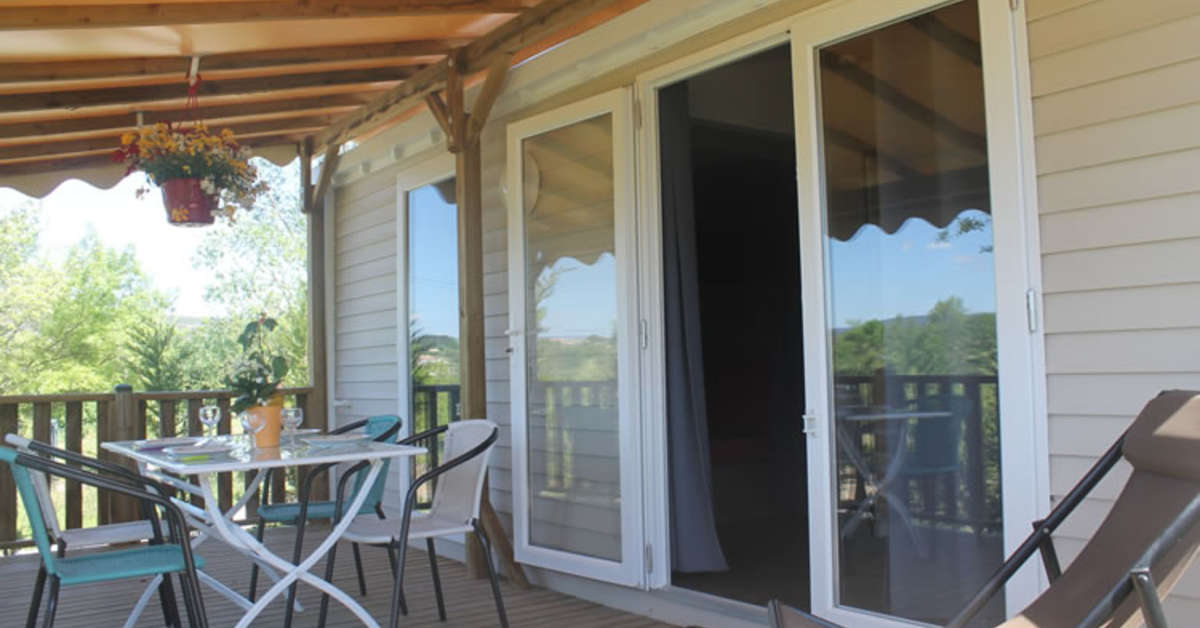 Een foto van het terras bij Camping Saint Amand