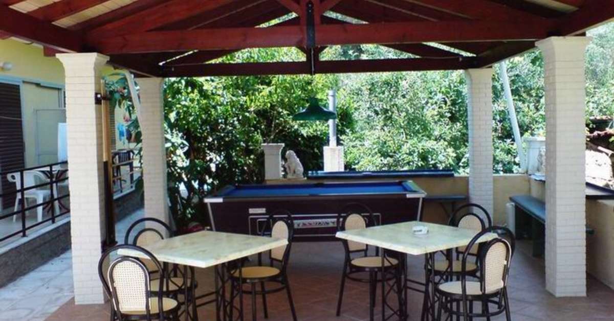 Een foto van het terras bij Makis Appartementen