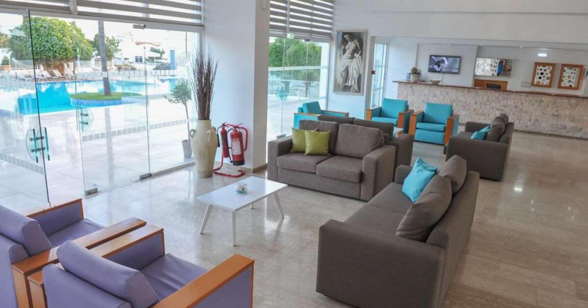 Een foto van het interieur van Fedrania Gardens Hotel