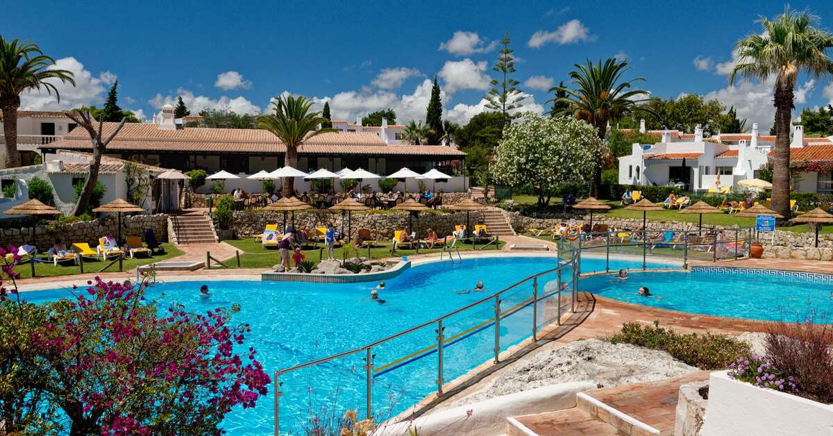 Een foto van het zwembad bij Rocha Brava Resort