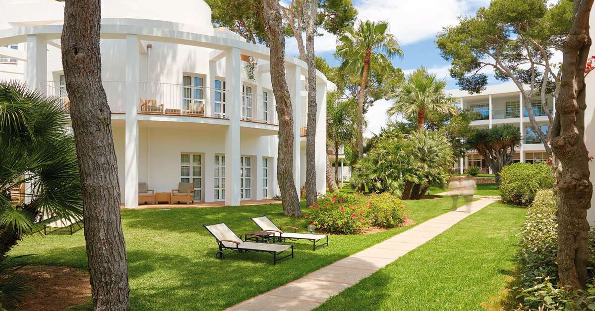 Een foto van het terras bij Melia Cala d'Or Boutique Hotel