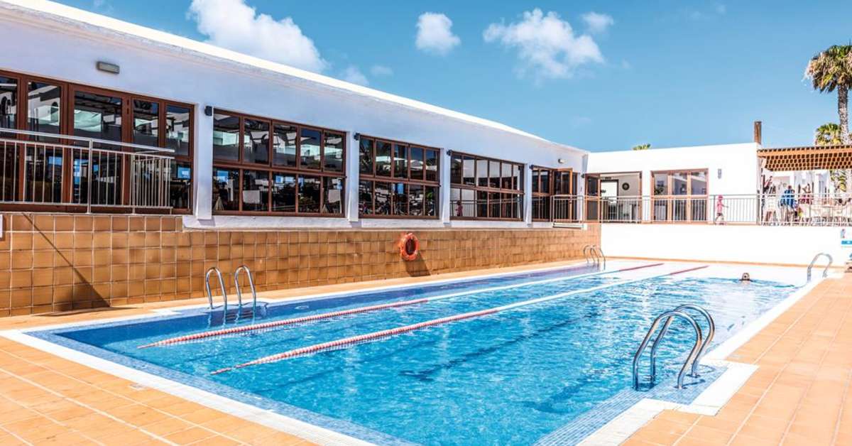 Een foto van het zwembad bij Flamingo Beach