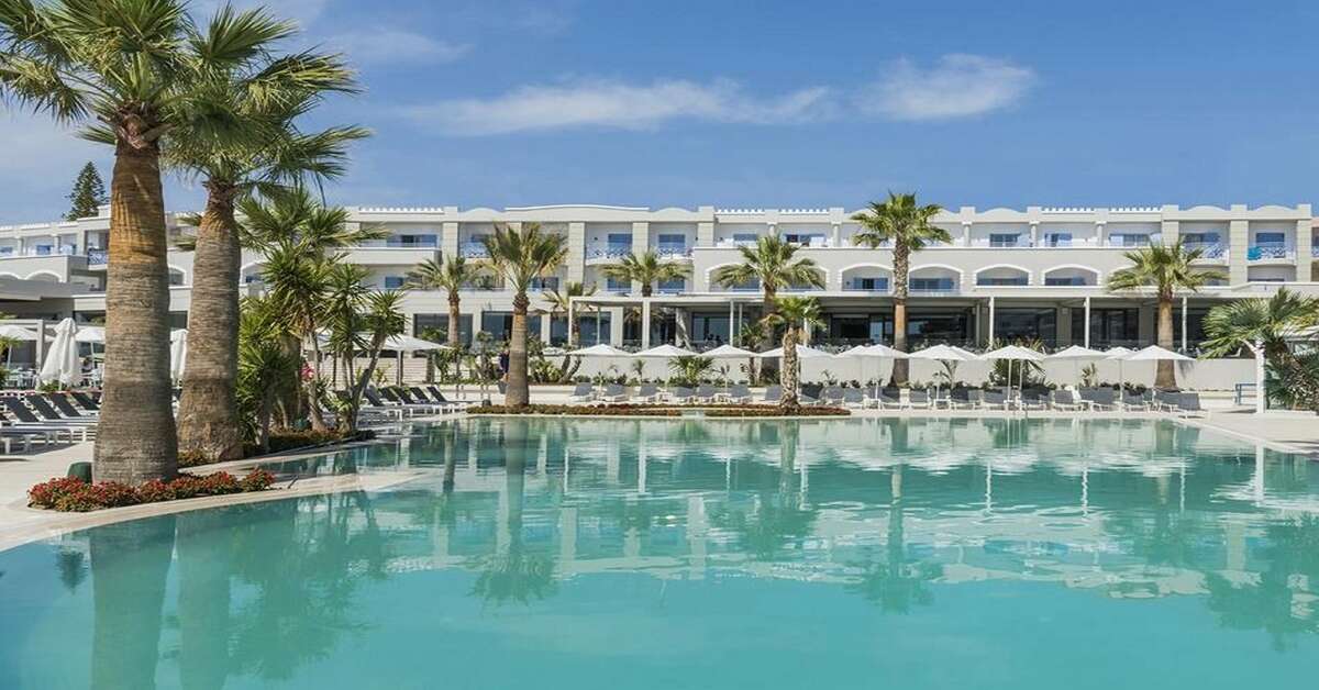 Een foto van het zwembad bij Mitsis Rodos Village Beach Hotel