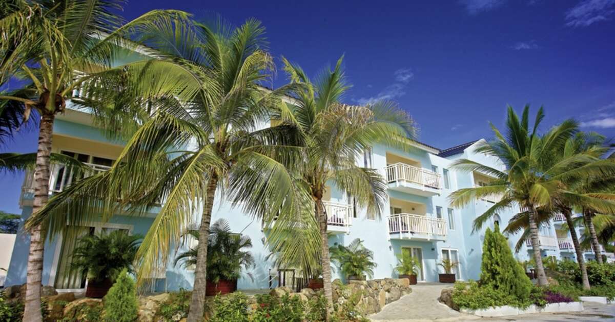 Een foto van de buitenkant van Dolphin Suites Hotel