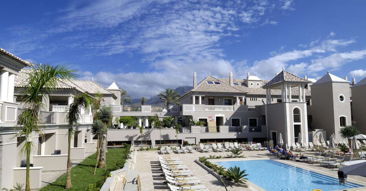 Een foto van het zwembad bij Marylanza Suites & Spa