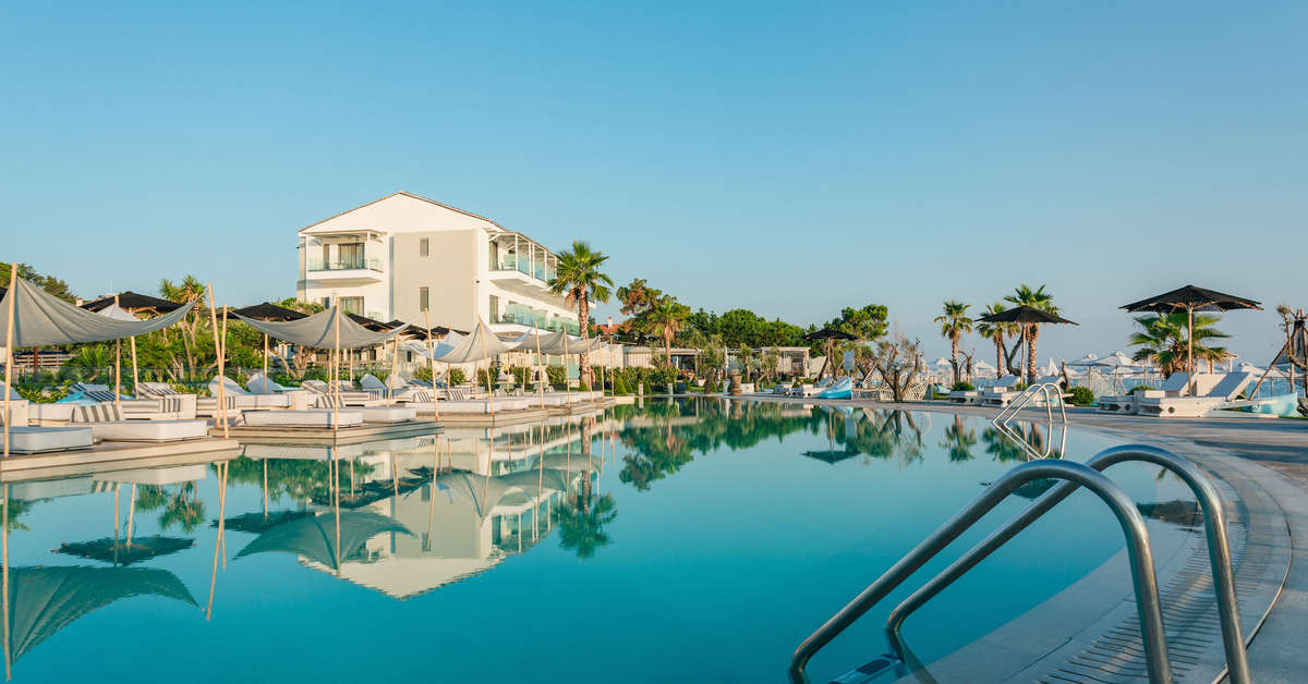 Ein Foto vom Pool im Blue Carpet Luxury Suites