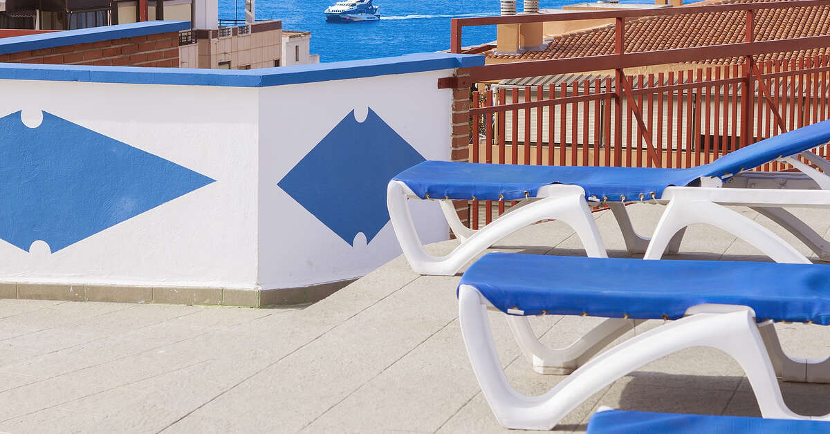 Een foto van het terras bij Port Fleming Hotel Benidorm