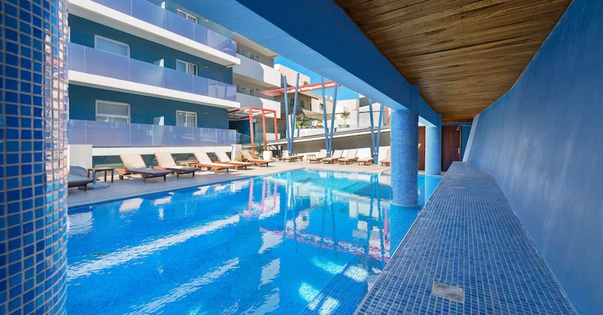 Een foto van het zwembad bij Semiramis City Hotel