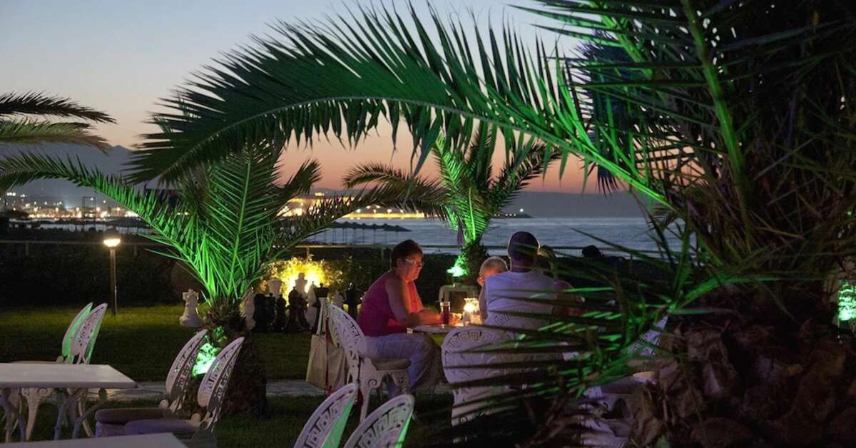 Een foto van het terras bij Odyssia Beach Hotel