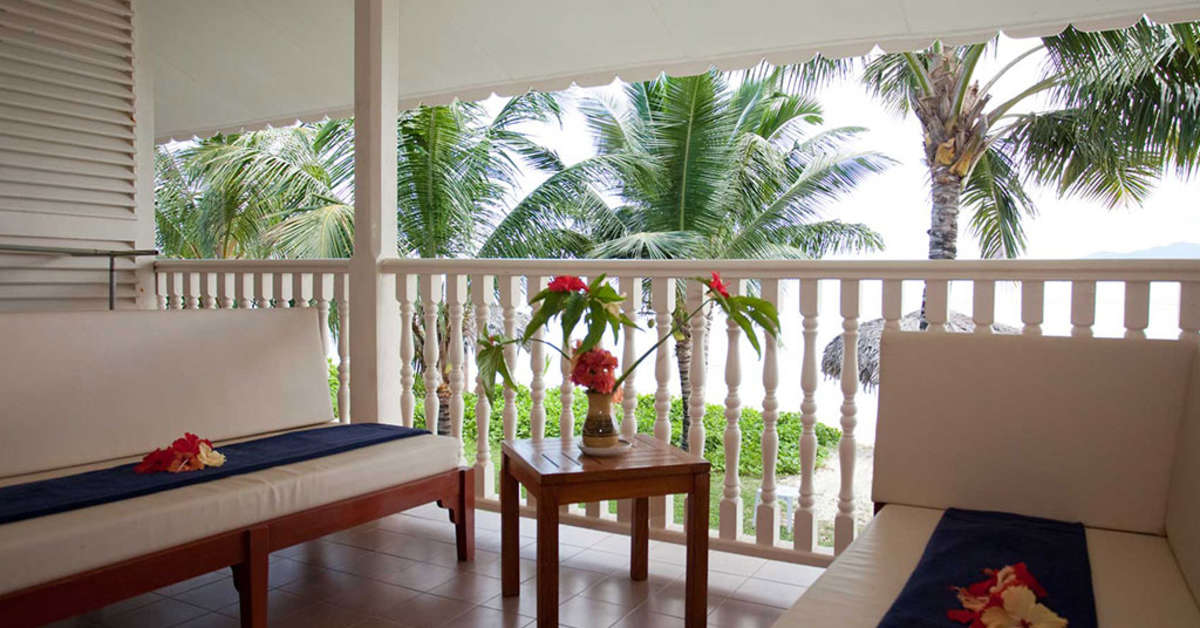Een foto van het terras bij La Digue Island Lodge