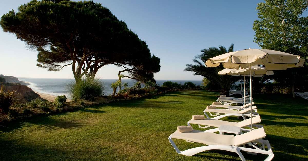 Een foto van het terras bij Porto Bay Falesia