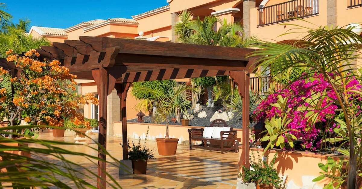 Een foto van het terras bij Green Garden Resort