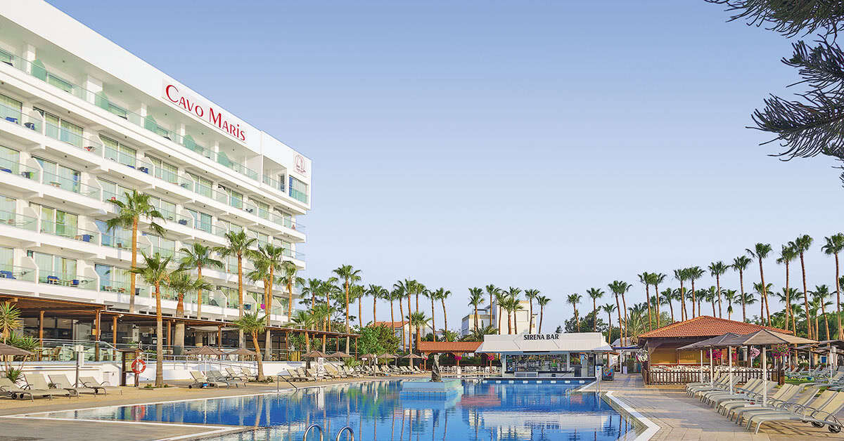 Een foto van het zwembad bij Cavo Maris Beach Hotel