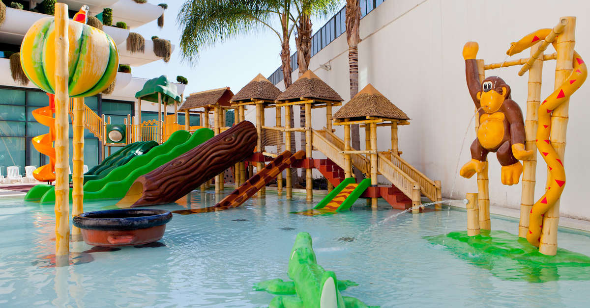 Een foto van het zwembad bij Hotel Deloix Aqua Center
