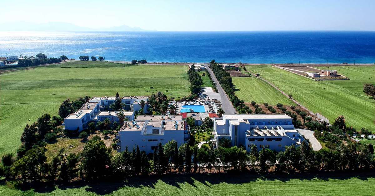 Een foto van de buitenkant van Evripides Village Beach Hotel