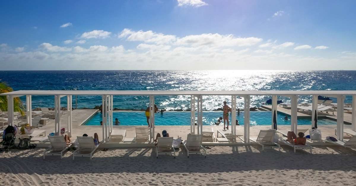 Een foto van het zwembad bij Papagayo Beach Hotel