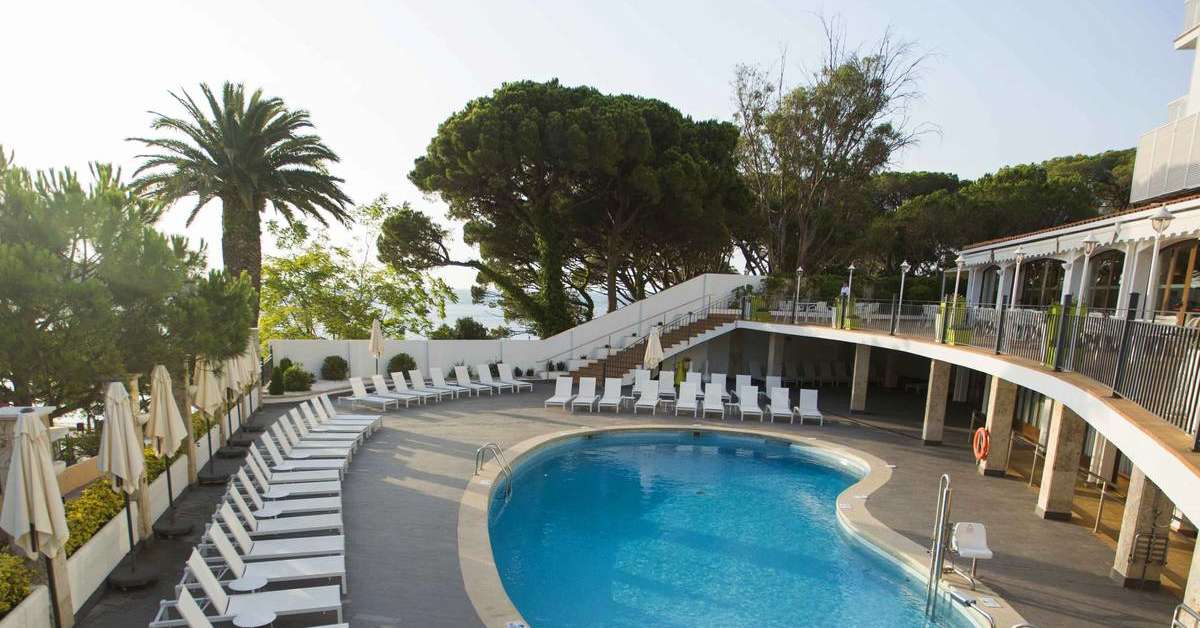 Een foto van het zwembad bij Hotel Ilunion Caleta Park