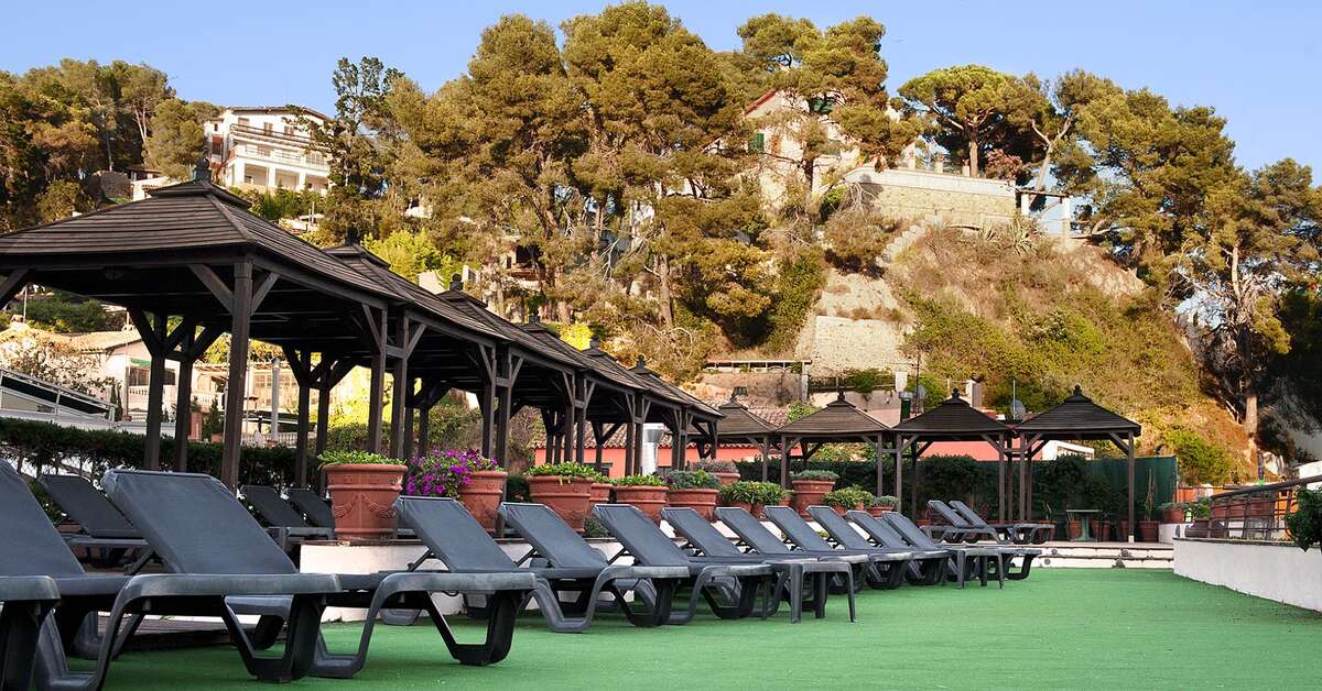 Een foto van het terras bij Hotel Rosamar & Spa